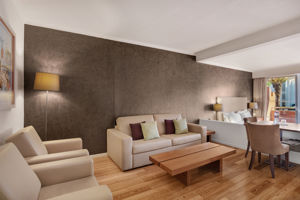 Woonvoorbeeld Familiekamer Standaard Zwembadzicht