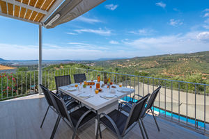 Woonvoorbeeld 4-kamervilla met privezwembad en zee- of zijzeezicht