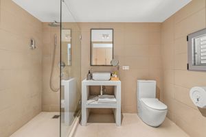 Woonvoorbeeld 2-persoonskamer, zwembadzicht