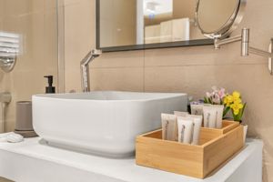 Woonvoorbeeld 2-persoonskamer, zwembadzicht