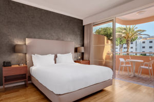 Woonvoorbeeld Familiekamer Standaard Zwembadzicht