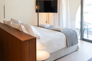 Woonvoorbeeld luxe suite zwembadzicht