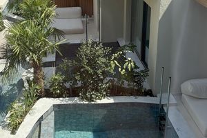 Woonvoorbeeld luxe suite zwembadzicht