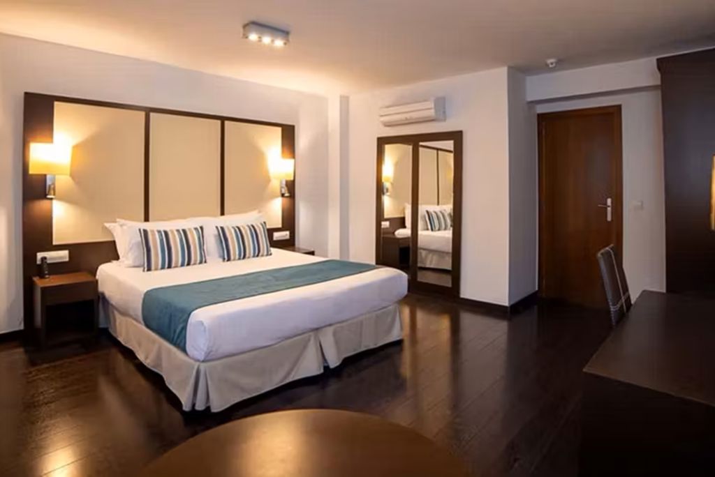 fly-go-occidental-pueblo-acantilado