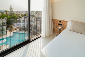 Woonvoorbeeld standaardkamer met zwembadzicht