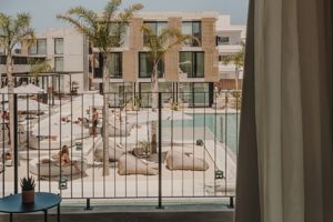 Woonvoorbeeld suite met zwembadzicht