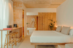 Woonvoorbeeld suite met gedeeltelijk zwembadzicht