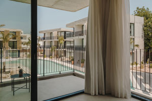 Woonvoorbeeld suite met gedeeltelijk zwembadzicht