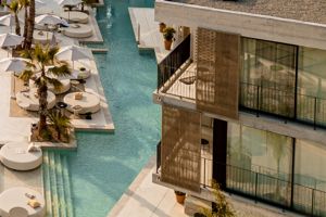 Woonvoorbeeld suite met gedeeltelijk zwembadzicht