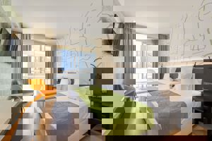 Woonvoorbeeld premiumkamer zwembadzicht