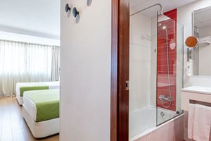 Woonvoorbeeld premiumkamer zwembadzicht