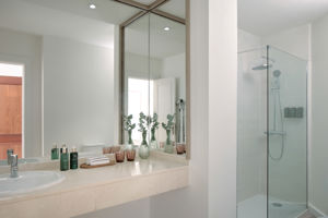 Woonvoorbeeld standaardkamer met frontaal zeezicht