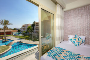 Woonvoorbeeld bungalow met zwembadzicht