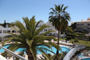 Woonvoorbeeld studio of 2-kamerappartement (zwembadzicht)