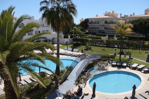 Woonvoorbeeld studio of 2-kamerappartement (zwembadzicht)