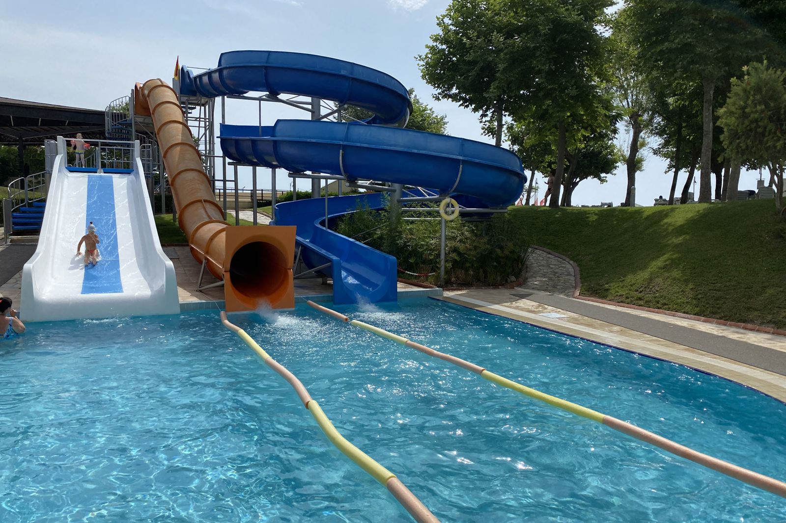 Queens Park Le Jardin slide 3