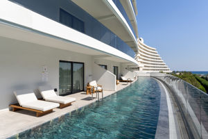 Woonvoorbeeld superiorkamer swim-up nieuwbouw