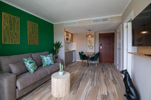 Woonvoorbeeld Superior 2-kamerappartement zwembadzicht