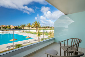 Woonvoorbeeld standaardkamer zwembadzicht