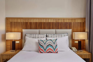 Woonvoorbeeld familiesuite met prive zwembad en tuinzicht