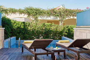 Woonvoorbeeld familiesuite met prive zwembad en tuinzicht