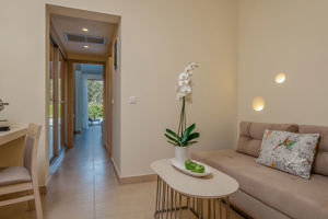 Woonvoorbeeld suite met prive zwembad en tuinzicht