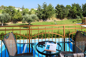 Woonvoorbeeld suite met prive zwembad en tuinzicht