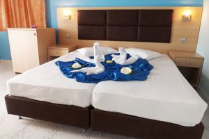 Leonidas Hotel & Studio's