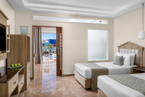 Woonvoorbeeld standaard familiekamer zwembadzicht