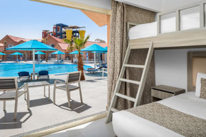 Woonvoorbeeld standaard familiekamer zwembadzicht