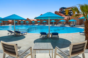 Woonvoorbeeld standaard familiekamer zwembadzicht