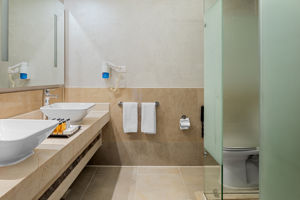 Woonvoorbeeld standaard familiekamer zwembadzicht