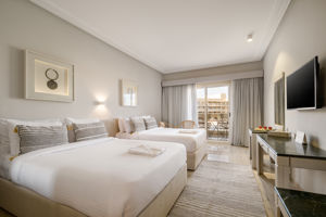 Woonvoorbeeld familiekamer superior zwembadzicht