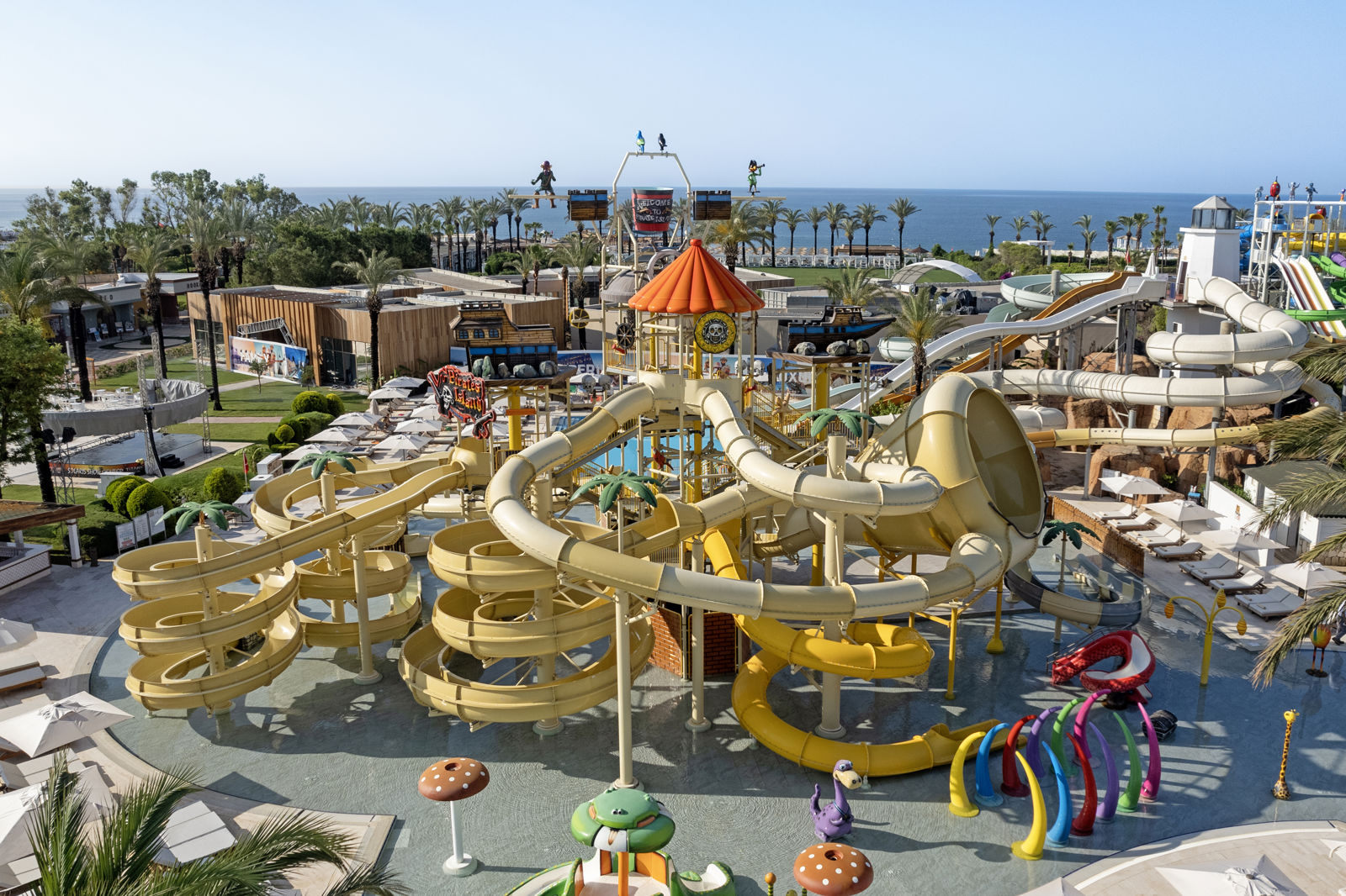 Titanic Deluxe Lara slide 2