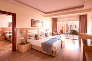 Woonvoorbeeld Familiekamer zwembadzicht/tuinzicht