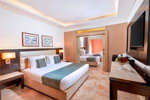 Woonvoorbeeld Familiekamer zwembadzicht/tuinzicht