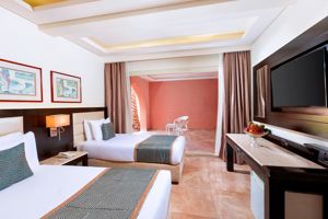 Woonvoorbeeld Familiekamer zwembadzicht/tuinzicht