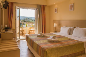 Woonvoorbeeld superiorkamer zwembadzicht