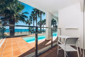 Woonvoorbeeld 2-persoonskamer gedeeld zwembad en zeezicht