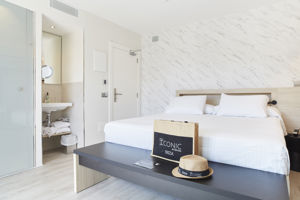 Woonvoorbeeld iconic kamer met zwembadzicht