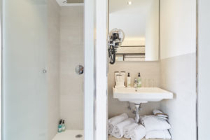 Woonvoorbeeld iconic kamer met zwembadzicht