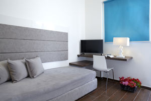 Woonvoorbeeld familiekamer zwembadzicht