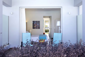 Woonvoorbeeld familiekamer zwembadzicht