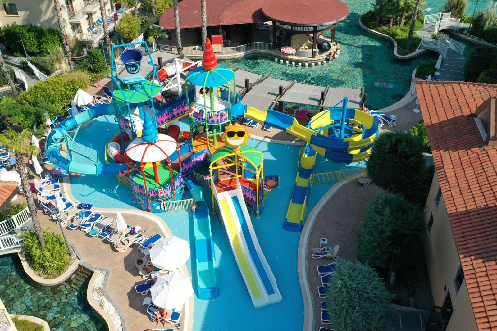 Club Grand Aqua slide 3