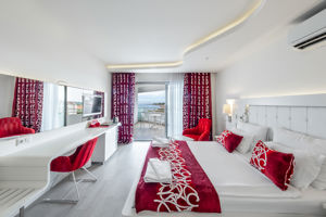 Laguna Beach Alya Resort