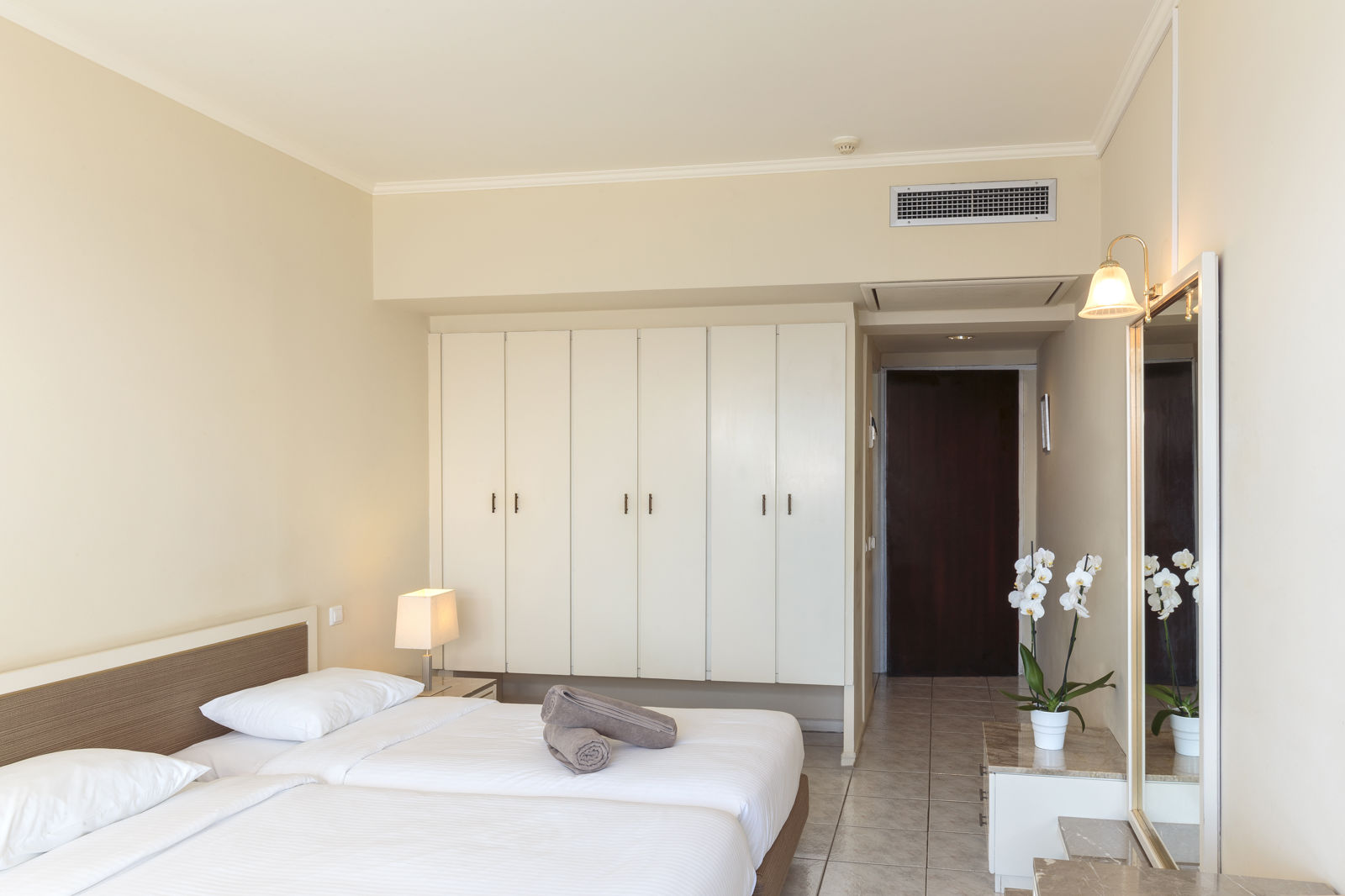 Aquarium View Hotel slide 5