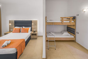 Woonvoorbeeld familiekamer of familiekamer met gedeeld zwembad