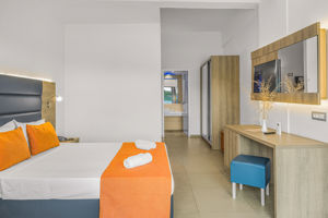 Woonvoorbeeld familiekamer of familiekamer met gedeeld zwembad