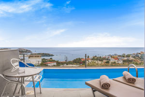 Woonvoorbeeld maisonette met gedeeld zwembad en zeezicht