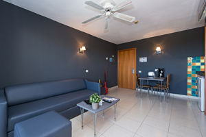 Woonvoorbeeld 2-kamerappartement zwembadzicht